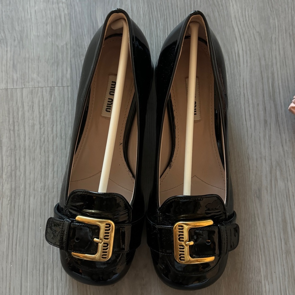 MIU MIU LOGO BUCKLE PUMP